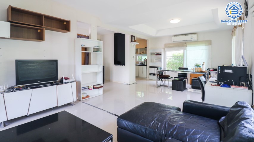 บ้านเดี่ยวมือสอง นนทบุรี ม.ชัยพฤกษ์ บางใหญ่ คุณภาพจากแบรนด์ L&H เนื้อที่กว้าง 56.20 ตร.ว. ฟังก์ชัน 3 ห้องนอน 3 ห้องน้ำ 2 ที่จอดรถ ภายในตกแต่งโมเดิร์น สภาพมือหนึ่ง พร้อมเข้าอยู่ได้เลย! โครงการตั้งบนทำเลเดินทางสะดวก ใกล้รถไฟฟ้าสายสีม่วง "สถานีคลองบางไผ่" และจุดขึ้นทางด่วน "กาญจนาภิเษก"